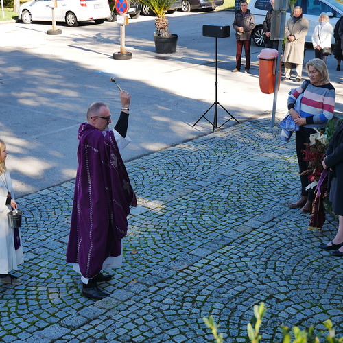 Segnung der Kränze beim Kriegerdenkmal durch Pfarrer Thomas Tomski